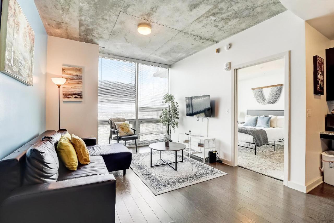Frontdesk Skyhouse Apts Uptown Charlotte Apartment Room photo