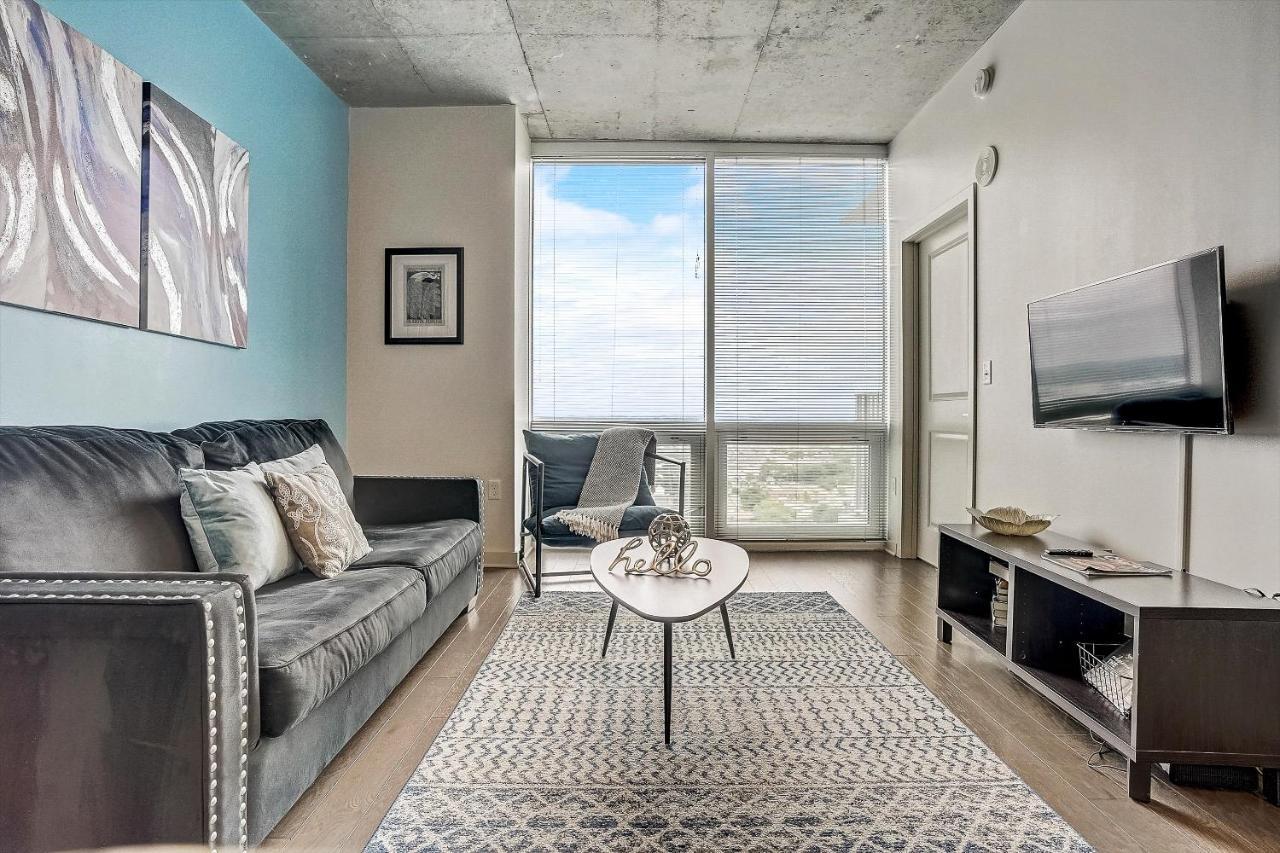 Frontdesk Skyhouse Apts Uptown Charlotte Apartment Room photo